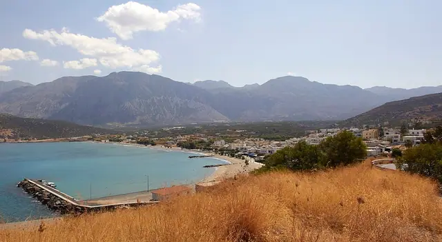 Pahia Ammos Beach in Crete, featuring a mixed shoreline with moderate water conditions