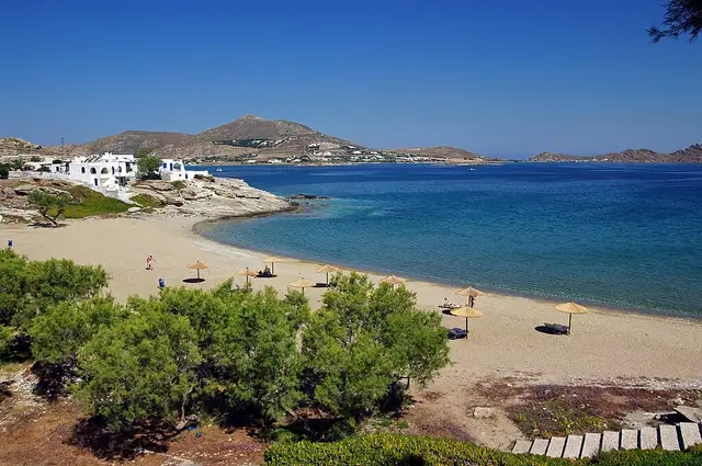 Piperi Beach in Paros, featuring a mixed shoreline with calm water conditions