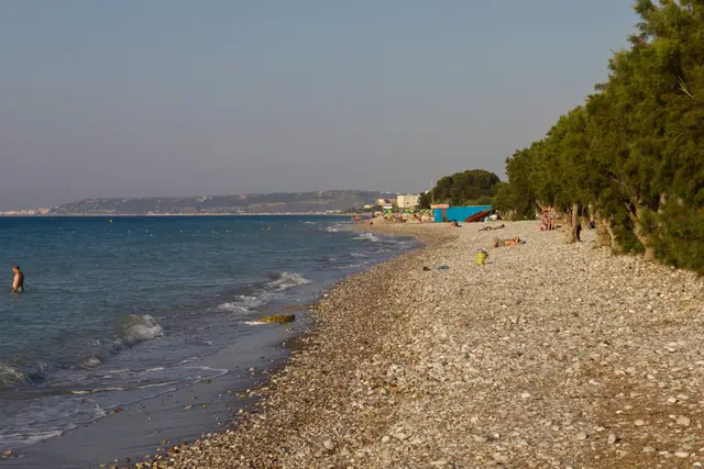 Kieselstein beach in Rhodes, featuring a pebbly shoreline with moderate water conditions