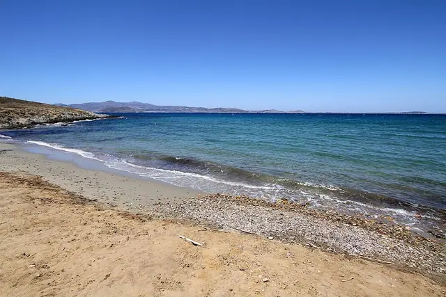 Stelida Beach in Naxos, featuring a mixed shoreline with moderate water conditions