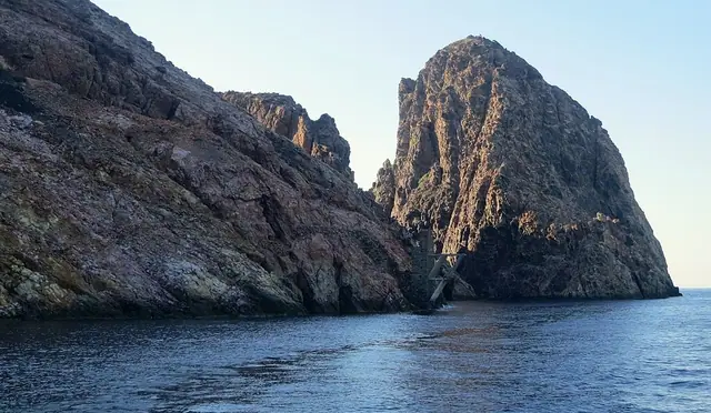 Vani Beach in Milos, featuring a pebbly shoreline with wavy water conditions