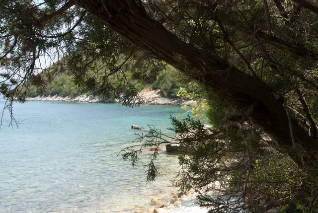 Antisamos Beach in Kefalonia, featuring a mixed shoreline with calm water conditions