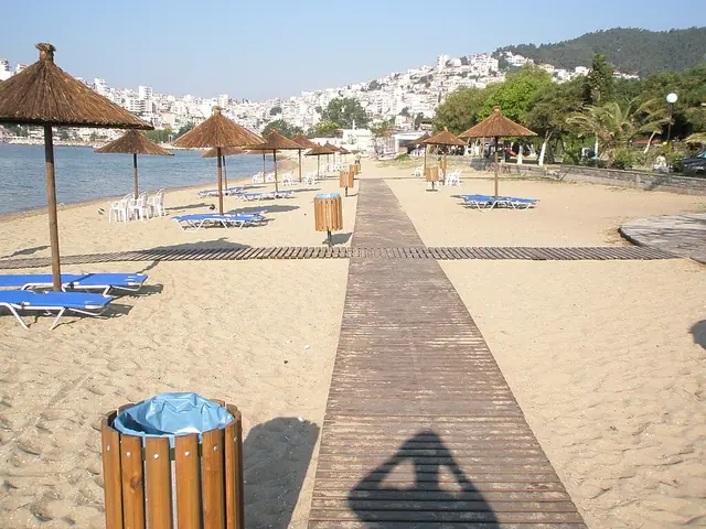 Perigiali Beach in Chalkidiki, featuring a mixed shoreline with calm water conditions