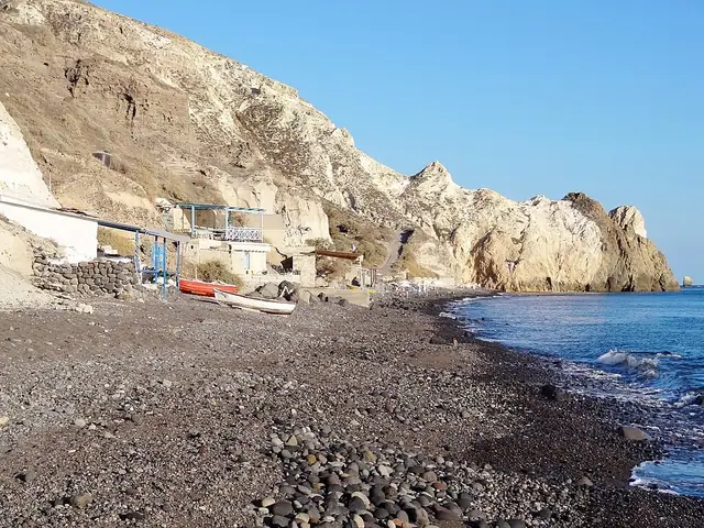Mesa Pigadia Beach in Santorini, featuring a mixed shoreline with calm water conditions