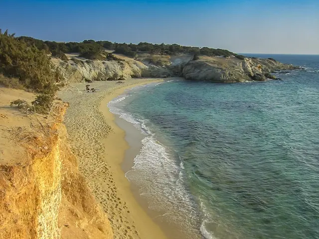 Alyko Beach in Naxos, featuring a sandy shoreline with moderate water conditions